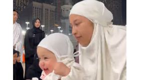 Jennifer Coppen menjalani ibadah umrah ke Tanah Suci Mekkah, Arab Saudi yang juga ditemani oleh sang putri tercinta, Kamari Sky Wassink.