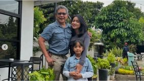 Seorang jurnalis bernama Salsabila Syaira membagikan momen kebersamaannya dengan pengamat politik Rocky Gerung melalui akun Instagram pribadinya. Dalam unggahan tersebut, Salsabila memamerkan dua foto berbeda yang sama-sama menunjukkan Rocky Gerung b