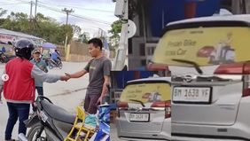 Seorang ibu-ibu pengendara motor diminta membayar ganti rugi sebesar Rp 350 ribu rupiah oleh seorang driver taksi online setelah mobilnya tersenggol oleh plastik berisi kerupuk.