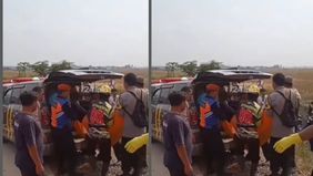 Mereka bermain di rel kereta.