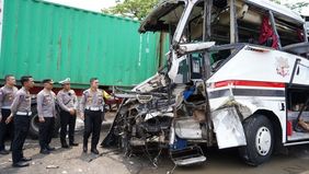 Kepolisian masih melakukan penyelidikan terhadap penyebab kecelakaan antara Bus Surya Bali dengan dua truk tronton di Jalan Pantura Pati, Jawa Tengah, di Kecamatan Batangan mengakibatkan enam orang meninggal dunia.