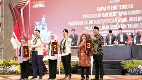 KPU Jawa Timur telah melakukan pengundian nomor urut untuk Pilgub Jatim 2024 yang digelar di Hotel Mercure Mirama Surabaya, pada Senin, 23 September 2024 siang tadi.