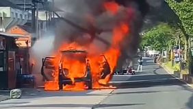 Sebuah minibus yang diduga digunakan untuk melangsir minyak tiba-tiba terbakar hebat sekitar pukul 16.15 WIB di Jalan Arif Rahman Hakim, RT 24, Kelurahan Simpang IV Sipin, Kecamatan Telanaipura, Kota Jambi.