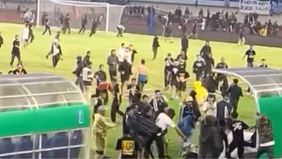 Sejumlah oknum pendukung Persib Bandung yaitu Bobotoh melakukan kericuhan setelah pertandingan menghadapi Persija Jakarta berakhir di Stadion Si Jalak Harupat pada Senin kemarin, 23 September 2024.