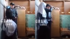 Baru-baru ini viral di media sosial, menunjukkan aksi tak senonoh seorang guru dengan siswinya sendiri di Kabupaten Gorontalo. Dalam video berdurasi 4.49 menit tersebut pun kini beredar di media sosial, salah satunya dibagikan unggahan akun Instagram