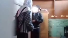 Terungkap cerita memilukan dari istri guru viral mesum dengan siswinya yang sudah yatim piatu, DH, di Gorontalo. Sebelum video asusila yang menyorot guru dan murid di Gorontalo ini menjadi viral, ternyata istri DH sudah pernah melaporkan dugaan perse