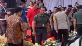 Sebuah video yang terkesan Kapolda Jateng, Irjen Pol Ribut Hari Wibowo tidak bersedia menyalami Calon Gubernur Jateng, Andika Perkasa tengah jadi trending topik di berbagai media. Akibatnya, banyak spekulasi-spekulasi soal peristiwa itu. Kabidhumas l