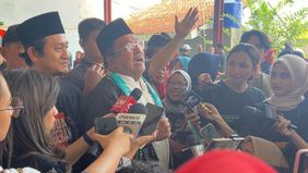 Sebab menurutnya hanya masyarakat yang mampu melawan paslon yang diusung 13 parpol itu 