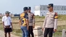 Warga di Jalan Swadaya, Perbatasan Kelurahan Beji, Kecamatan Taman, Pemalang, dikejutkan dengan penemuan mayat seorang wanita di bawah jembatan aliran sungai kecil yang mengalir di pinggir persawahan.