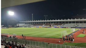 Jelang laga krusial antara Timnas Indonesia U-20 melawan Yaman di Kualifikasi Piala Asia U-20 2025, para suporter mulai memadati Stadion Madya GBK, Jakarta.