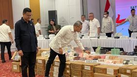 Menteri Perdagangan (Mendag) Zulkifli Hasan bersama Satuan Tugas (Satgas) Pengawasan Barang Tertentu yang Diberlakukan Tata Niaga atau Satgas impor ilegal menyita produk kosmetik ilegal.