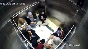 Sebuah momen tak terduga yang melibatkan tujuh mahasiswi viral di media sosial, bukan karena kepanikan mereka saat terjebak di lift yang mati, melainkan karena aksi mereka yang justru bikin ngakak banyak netizen.