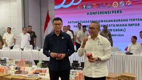 Menteri Perdagangan (Mendag) Zulkifli Hasan bersama Satuan Tugas (Satgas) Pengawasan Barang Tertentu yang Diberlakukan Tata Niaga atau Satgas impor ilegal menyita produk kosmetik ilegal.
