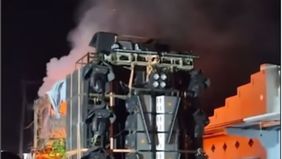 Proses cek sound dari sound horeg yang digunakan untuk sebuah acara terbakar di Desa Pager, Kecamatan Purwosari, Kabupaten Pasuruan.