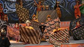 Batik adalah warisan budaya Indonesia yang diakui oleh UNESCO sebagai salah satu Warisan Budaya Tak Benda sejak tahun 2009.