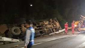 Sebuah kecelakaan tunggal melibatkan truk terjadi di Km 11 Tol JORR, tepatnya di area sekitar Joglo pada Selasa, 1 Oktober 2024 sekira pukul 02.30 WIB.