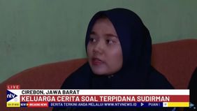 Lilis menceritakan pada hari kejadian Vina dan Eky di Jembatan Talun pada 27 Agustus 2016 silam, Sudirman sedang bersama dengannya main handphone di depan rumah. 