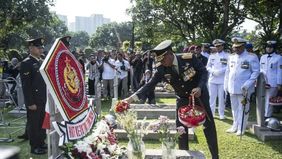 Panglima TNI Jenderal TNI Agus Subiyanto dan tiga kepala staf TNI serta jajaran petinggi Mabes TNI, juga markas besar angkatan ziarah ke Taman Makam Pahlawan (TMP) Nasional Utama Kalibata, Jakarta.