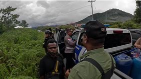 Sebuah insiden mengejutkan terjadi di Papua, di mana rombongan anggota Brimob menghadapi permintaan uang permisi sebesar 1 miliar rupiah dari sekelompok warga sipil yang mencegat mereka.