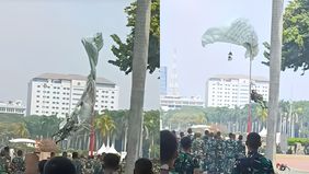 Sebuah insiden mengejutkan terjadi saat latihan menjelang peringatan HUT TNI ke-79 di Monumen Nasional (Monas), Jakarta, di mana seorang penerjun payung TNI terpaksa nyangkut di tiang lampu akibat hembusan angin kencang.