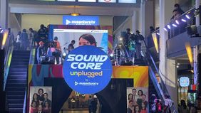 Grup musik D’nineteen yang beranggotakan lima musisi, tampil memaukai di acara Soundcore Unplugged Nusantara TV yang digelar di Cilandak Town Square (Citos), Sabtu, 5 Oktober 2024.