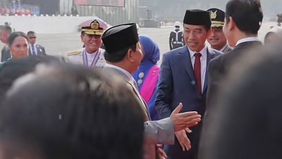 Prabowo lantas mengenalkan Gibran ke Jokowi yang diakhiri reaksi tertawa lepas antara Prabowo, Jokowi dan senyuman lebar Gibran.