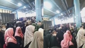 Stasiun Juanda, Jakarta Pusat, mengalami kepadatan penumpang yang luar biasa, seiring dengan perayaan Maulid Nabi Muhammad SAW.