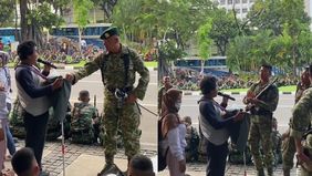 Sebuah momen mengharukan terjadi ketika anggota TNI menunjukkan kepedulian dan dukungan kepada seorang pengamen disabilitas.