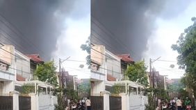 Kepulan asap dan api membakar salah satu rumah disana.