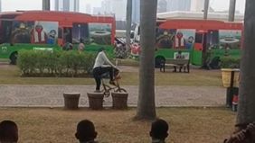 Belakangan ini, media sosial diramaikan oleh sebuah video yang menunjukkan seorang wanita dinilai 'caper' (cari perhatian) kepada anggota TNI di kawasan Monas, Jakarta saat latihan jelang HUT TNI ke-79 beberapa hari yang lalu.