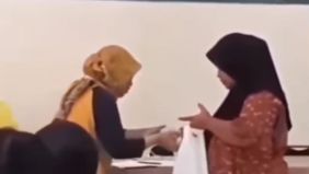 baru ini sebuah video viral di media sosial, memperlihatkan aksi oknum petugas diduga memangkas bantuan sosial (bansos) ibu hamil.