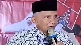 Amien Rais berpidato di depan pendukungnya.