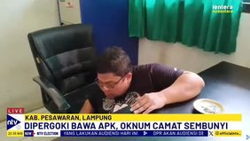 Camat Bersembunyi Di Bawah Meja Saat Mobilnya Tertangkap Basah Membawa APK Salah Satu Paslon Bupati.  
