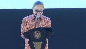 Menteri Perdagangan (Mendag) zulkifli Hasan atau Zulhas menyapa Anindya Bakrie sebagai Ketua Umum Kamar Dagang dan Industri (Kadin) Indonesia.