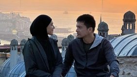 Perjalanan cinta Dimas Seto dan Dhini Aminarti adalah kisah yang penuh warna dan inspirasi.