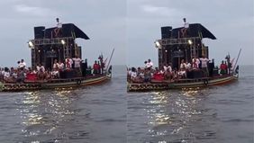 Fenomena baru yang menghebohkan warganet baru-baru ini berasal dari dunia hiburan, yaitu aksi kelompok sound horeg yang membawa pertunjukan mereka dari daratan menuju laut.