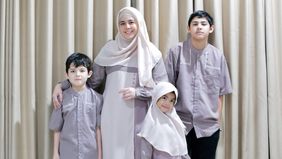 Risty Tagor bersama ketiga anaknya selalu menjadi pusat perhatian publik. Terbaru, aktris kelahiran tahun 1989 ini membagikan momen kebersamaan mereka dalam balutan busana muslim yang serasi.