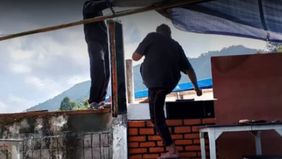 Warung tersebut nekat berjualan kembali di sekitar puncak Bogor.