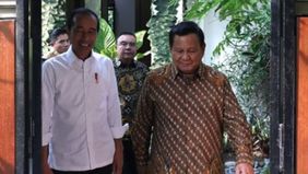 Prabowo dan Jokowi nampak hangat dalam sebuah pertemuan.