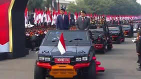 Presiden Joko Widodo (Jokowi) dan Menteri Pertahanan Prabowo Subianto diarak menggunakan kendaraan taktis Maung Pindad di Mako Brimob Kelapa Dua, Depok, Jawa Barat, Senin, 14 Oktober 2024.