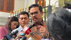 Politisi Golkar, Maman Abdurrahman, memberikan tanggapan usai memenuhi panggilan Presiden terpilih Prabowo Subianto di kediamannya, Jalan Kertanegara, Jakarta Selatan, pada Senin sore (14/10/2024).