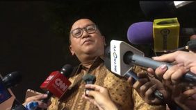  Menteri Investasi/Kepala BKPM Roeslani baru saja keluar dari kediaman presiden terpilih Prabowo Subianto di Jalan Kertanegara, Jakarta Selatan, Senin (14/10/2024).
