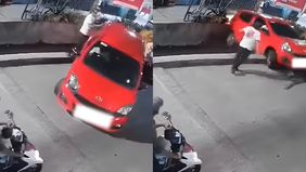 Mobil yang dikemudikan oleh seorang wanita berinisial BH terperosok ke dalam kali setelah gagal melakukan parkir paralel.