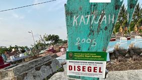  Baru-baru ini, sebuah foto yang menunjukkan makam-makam di Taman Pemakaman Umum (TPU) Ketepeng Reges, Desa Panyindangan Kulon, Kecamatan Sindang, Kabupaten Indramayu, menjadi viral di media sosial.