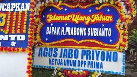 Karangan bunga memenuhi sekitar kediaman presiden terpilih Prabowo Subianto di Hambalang, Bogor, Jawa Barat, Kamis (17/10/2024). Karangan bunga itu bertuliskan ucapan selamat ulang tahun kepada Prabowo, yang hari ini bertambah umurnya menjadi 73 tahu