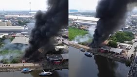 Kamis siang, 17 Oktober 2024, sebuah kebakaran hebat melanda deretan lapak di kawasan Marunda, Cilincing, Jakarta Utara.