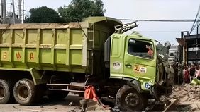 Nasib tragis menimpa seorang tukang becak di Subang, Jawa Barat, yang tewas dalam kecelakaan maut pada Kamis pagi, 17 Oktober 2024.