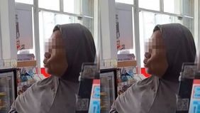 Sebuah momen unik terjadi di sebuah minimarket yang menarik perhatian banyak orang, tepatnya berada di Blitar.