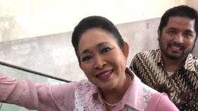 Siti Hediati Soeharto alias Titiek Soeharto menarik perhatian di acara pelantikan Prabowo-Gibran, Ia terslihat sumringah ketika detik-detik pelantikan Prabowo terjadi.