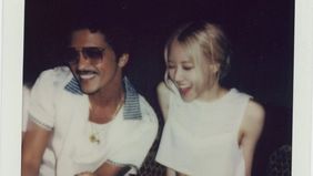 Rose BLACKPINK secara resmi berkolaborasi dengan Bruno Mars untuk sebuah lagu berjudul APT, rilis pada Jumat, 18 Oktober 2024.